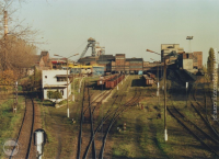 Widok na bocznicę kopalnianą KWK ANDALUZJA. Po lewej stronie budynek nastawni AnB a tuż za nią tor kolei piaskowej prowadzący do szybu #ŻEROMSKI.