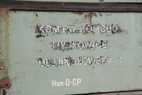 Pod warstwą lakieru nazwa dawnego właściciela lokomotywy (fot. Dawid Petelicki)