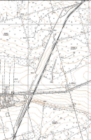 Mapa topograficzna obrazująca rozmiar stacji. Widoczne prace ziemne (nasyp na południu) oraz wycięty las (na północy). Na południu widoczny również zalążek układu torowego. (źródło: geoportal.gov.pl)